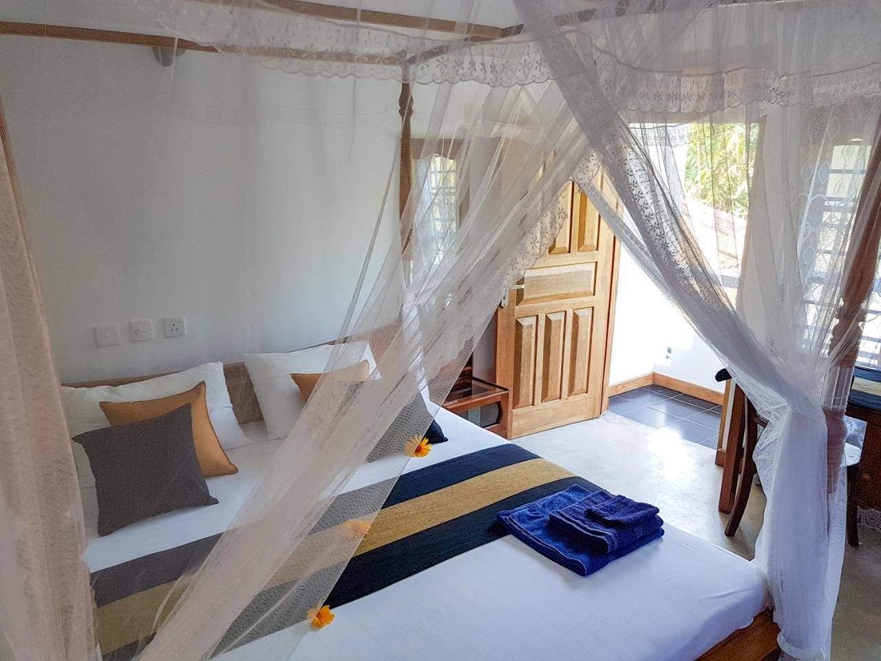 White Villa Beach Resort Мірісса Екстер'єр фото