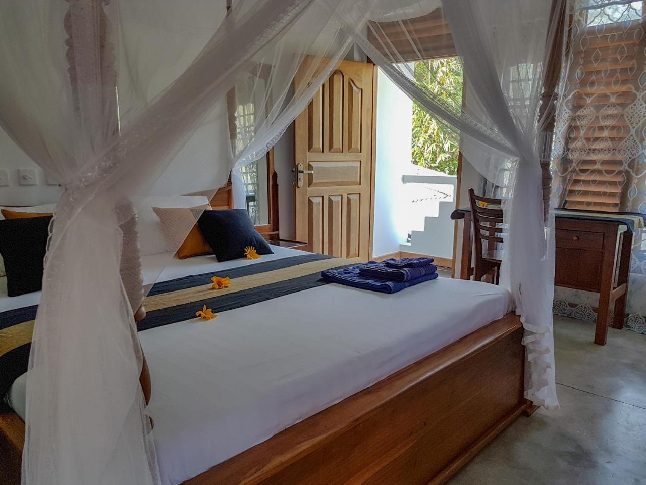 White Villa Beach Resort Мірісса Екстер'єр фото