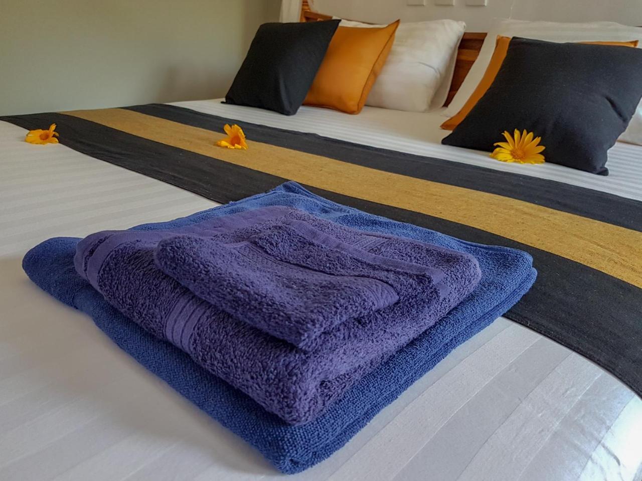 White Villa Beach Resort Мірісса Екстер'єр фото
